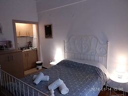 Modern ideally located studio apartment