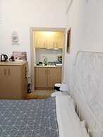 Modern ideally located studio apartment