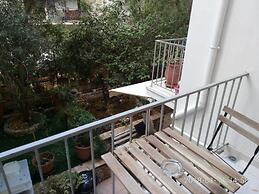 Modern ideally located studio apartment