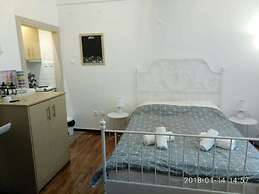 Modern ideally located studio apartment