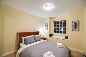 62SL - Hot Tub - WiFi - Fireplace - Pets Ok - Sleeps 6