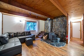 48SL - Hot Tub - Pets Ok - WIFI - Wood Stove - Sleeps 5