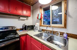 48SL - Hot Tub - Pets Ok - WIFI - Wood Stove - Sleeps 5