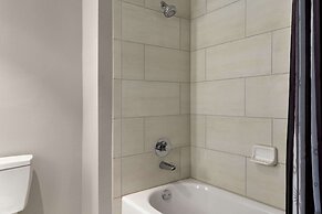 La Quinta Inn & Suites by Wyndham Orlando - IDrive Theme Parks