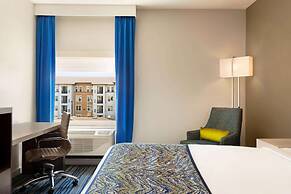 La Quinta Inn & Suites by Wyndham Orlando - IDrive Theme Parks