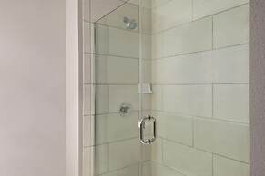 La Quinta Inn & Suites by Wyndham Orlando - IDrive Theme Parks