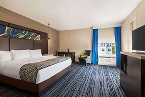 La Quinta Inn & Suites by Wyndham Orlando - IDrive Theme Parks