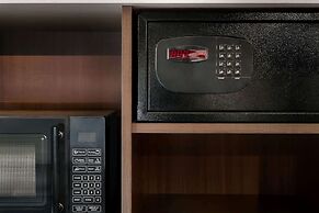 La Quinta Inn & Suites by Wyndham Orlando - IDrive Theme Parks