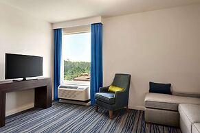 La Quinta Inn & Suites by Wyndham Orlando - IDrive Theme Parks