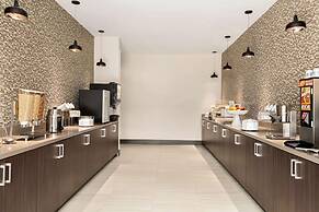 La Quinta Inn & Suites by Wyndham Orlando - IDrive Theme Parks