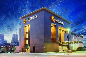 La Quinta Inn & Suites by Wyndham Orlando - IDrive Theme Parks