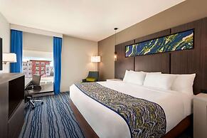 La Quinta Inn & Suites by Wyndham Orlando - IDrive Theme Parks