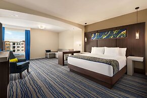 La Quinta Inn & Suites by Wyndham Orlando - IDrive Theme Parks