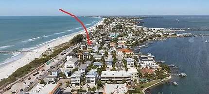 102 6th St S- Upstairs 3 Bedroom Home by RedAwning