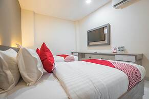 Super OYO 1487 Residence Khoe
