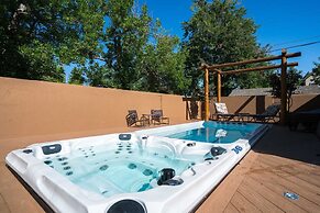 La Casa Loba Spanish Hacienda Hot Tub & Pool