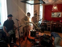 Living Lounge Hostel