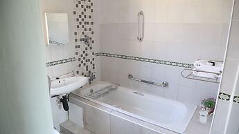 Roba Monakedi Guest Lodge