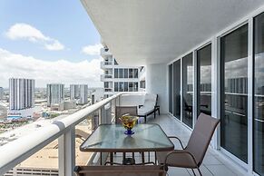 Bayfront Gem With Balcony and Pool