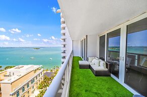 Bayfront Gem With Balcony and Pool