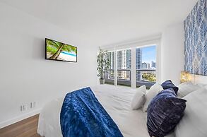 Bayfront Gem With Balcony and Pool