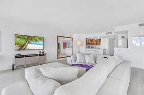 Bayfront Gem With Balcony and Pool