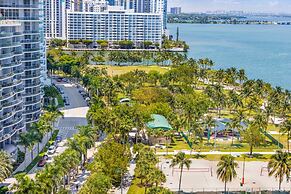 Bayfront Gem With Balcony and Pool