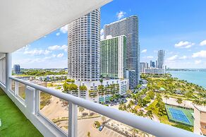 Bayfront Gem With Balcony and Pool