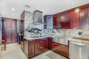 Cozy Oceanview Retreat on the Bay