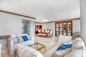 Cozy Oceanview Retreat on the Bay