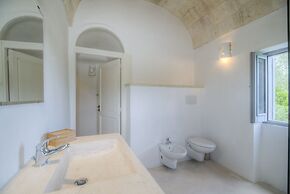 Trullo Grotta Cisternino by Typney