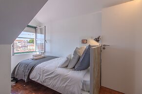 Beautiful flat with balcony & Great location