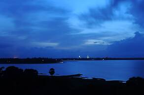 The Lake Forest Hotel