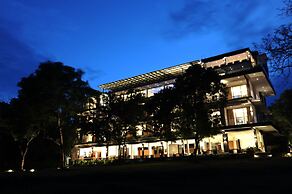 The Lake Forest Hotel