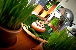 The Lake Forest Hotel