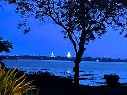 The Lake Forest Hotel