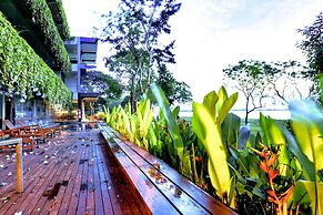 The Lake Forest Hotel