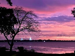 The Lake Forest Hotel