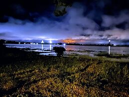 The Lake Forest Hotel