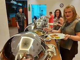 The Lake Forest Hotel