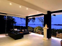 The Lake Forest Hotel