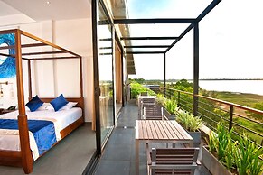 The Lake Forest Hotel