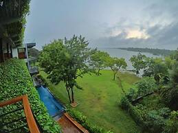 The Lake Forest Hotel