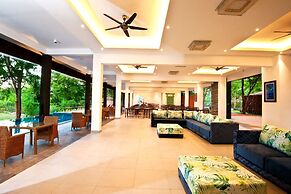 The Lake Forest Hotel