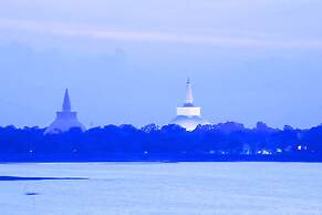 The Lake Forest Hotel