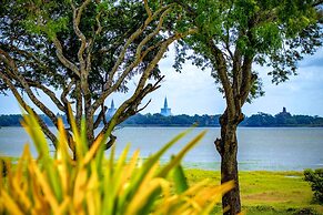 The Lake Forest Hotel