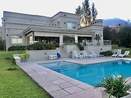 Acogedora Casa En Exclusivo Barrio