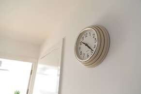 Spacious bright apartment w parking