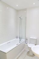 Spacious bright apartment w parking