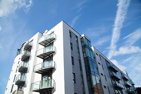 Spacious bright apartment w parking